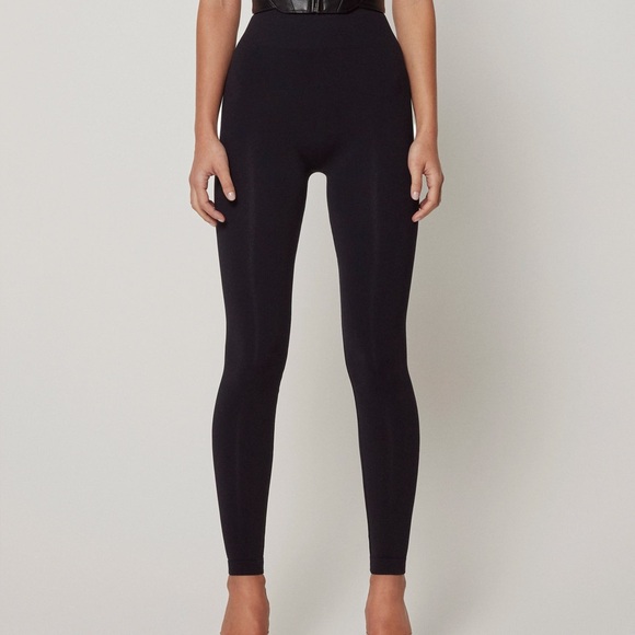 KHY BLACK SEAMLESS LEGGING - SIZE M
In perfect condition worn once - Picture 6 of 8